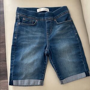 Levi Strauss Signature Gold Label Totally Shaping Jean Bermuda Shorts, Size 6